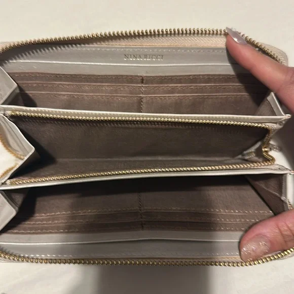 Nina Ricci cream colored wallet - Picture 5 of 8